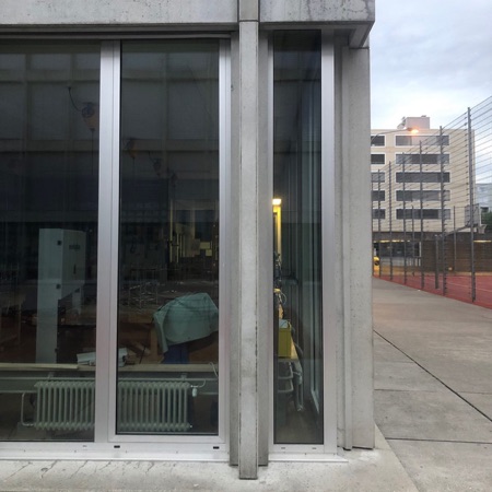 Fassaden, Fenster aus Beton, Metall · «Im Birch» School and Sports Hall — Peter Märkli