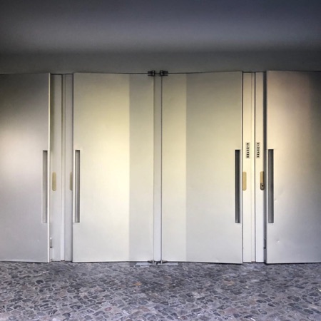 Türen, Eingänge aus Beton, Metall · Kantonsschule Rämibühl — Eduard Neuenschwander