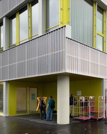 Fassaden, Eingänge aus Beton, Metall · Schulanlage Thurgauerstrasse — Bollhalder Walser Architektur
