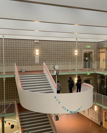 Treppenhäuser, Handläufe aus Metall, Glas · Schulanlage Guggach III — Weyell Zipse Architekten