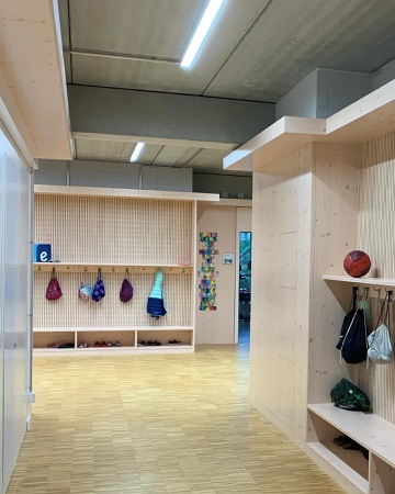 Decken aus Beton, Holz · Schulanlage Guggach III — Weyell Zipse Architekten