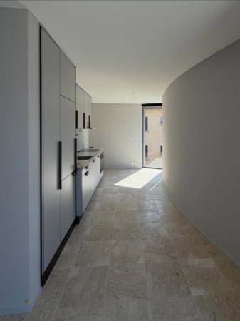 Küchen aus Holz, Naturstein · Apartment Building Milchbuck — EMI Architekten