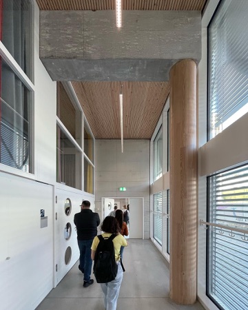 Fenster, Stützen aus Beton, Holz · Schulanlage Allmend — Studio Burkhardt