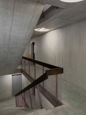Treppenhäuser, Handläufe aus Beton, Holz · Wohnsiedlung Hardau I — Graber Pulver Architekten