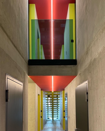 Treppenhäuser, Türen aus Beton, Metall · Atelierhouse — Burkhalter Sumi Architekten