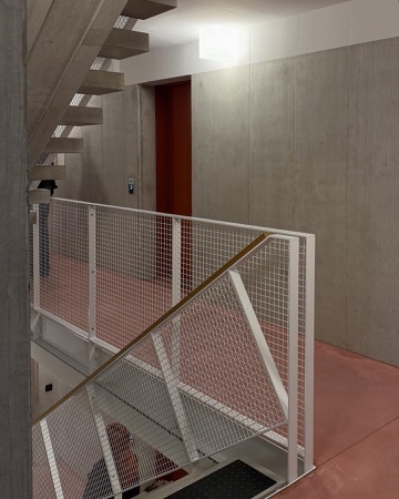 Treppenhäuser, Handläufe aus Beton, Holz · Wohnhaus Flurstrasse 115 — Esch Sintzel Architekten