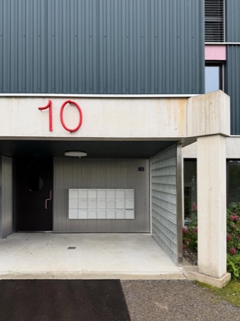 Türen, Eingänge aus Beton, Metall · Alterswohnen Rehbühl — Neff Neumann Architekten