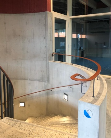 Treppenhäuser, Handläufe aus Beton, Holz · Erweiterung Schulanlage Mettmenstetten — Esch Sintzel Architekten