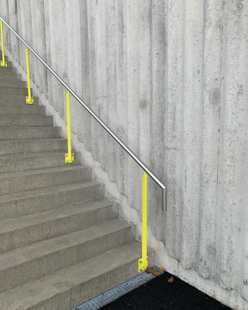 Treppenhäuser, Handläufe aus Beton, Metall · Schulanlage Thurgauerstrasse — Bollhalder Walser Architektur