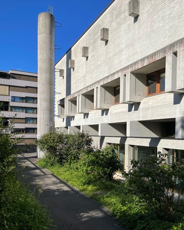 Fassaden, Fenster aus Beton, Holz · Schulhaus Stettbach — Esther & Rudolf Guyer