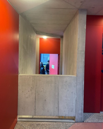 Eingänge aus Beton · Alterswohnen Waffenplatzstrasse 18 — Loeliger Strub Architektur