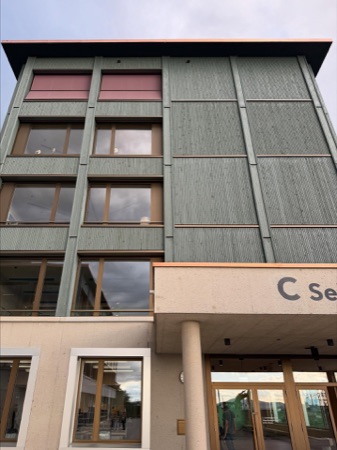 Fassaden, Eingänge aus Beton, Holz · Schulhaus Nägelimoos — Galli Rudolf Architekten