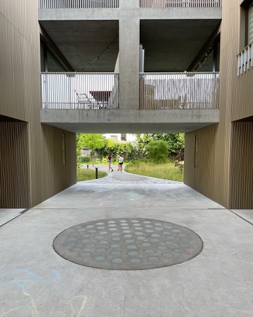 Handläufe, Höfe aus Beton, Holz · Wohnsiedlung Riedgraben — Blättler Dafflon Architekten