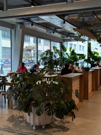 Fenster, Stützen aus Beton, Metall · Office and Commercial Building Binzstrasse — EM2N