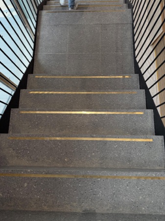 Treppenhäuser, Handläufe aus Metall, Keramik · Schulhaus Nägelimoos — Galli Rudolf Architekten