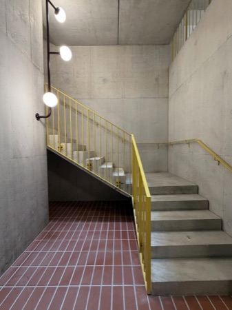 Treppenhäuser, Handläufe aus Beton, Metall · Wohnhaus Auwiesenstrasse — Adrian Streich Architekten