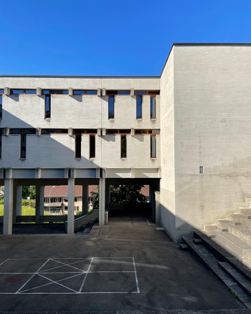 Fassaden, Fenster aus Beton, Holz · Schulhaus Stettbach — Esther & Rudolf Guyer
