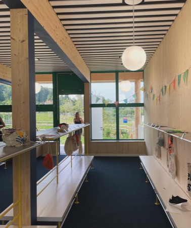 Fenster, Stützen aus Holz, Metall · Guggach III, Kindergarten — Donet Schäfer Reimer Architekten
