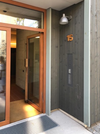 Türen, Eingänge aus Beton, Holz · Wohnüberbauung Maiengasse — Esch Sintzel Architekten