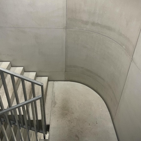 Treppenhäuser, Handläufe aus Beton, Metall · SRF News & Sport broadcasting building — Penzel Valier