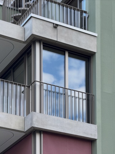 Fenster, Handläufe aus Beton, Metall · Wohnhaus Farby — Lüdi & Müntener Architektur