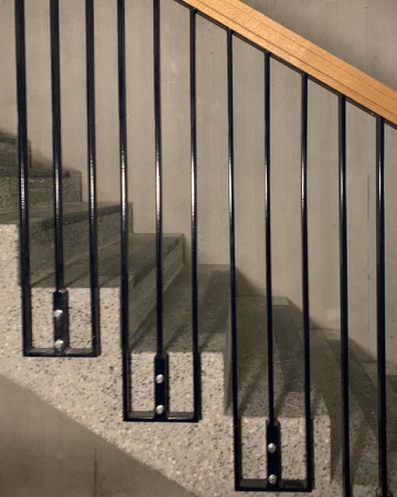 Treppenhäuser, Handläufe aus Beton, Holz · Mattenhof 3 — Galli Rudolf Architekten