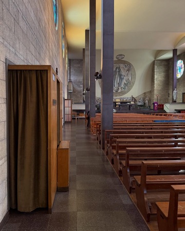 Stützen, Decken aus Holz, Naturstein · Kirche Maria Lourdes — Fritz Metzger