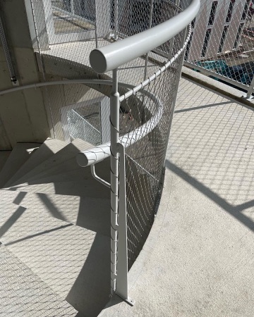 Treppenhäuser, Handläufe aus Beton, Metall · Hobelwerk, Haus D — Pascal Flammer