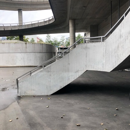 Treppenhäuser, Handläufe aus Beton, Metall · Toni-Areal — EM2N