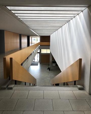 Treppenhäuser, Handläufe aus Beton, Holz · Kantonsschule Freudenberg — Jacques Schader