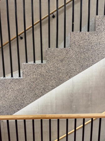 Treppenhäuser, Handläufe aus Holz, Metall · Schulhaus Nägelimoos — Galli Rudolf Architekten