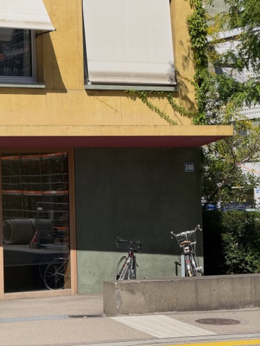Eingänge, Vordächer aus Beton · Neubau Mehrfamilienhaus Albisriederstrasse — Darlington Meier Architekten