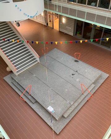 Treppenhäuser, Handläufe aus Metall, Glas · Schulanlage Guggach III — Weyell Zipse Architekten