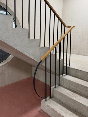 Treppenhäuser, Handläufe aus Beton, Holz · Wohnsiedlung Frohalp Zürich — Zimmermann Sutter Architekten