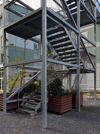 Treppenhäuser, Handläufe aus Metall · Westhof Dübendorf — Conen Sigl Architekten