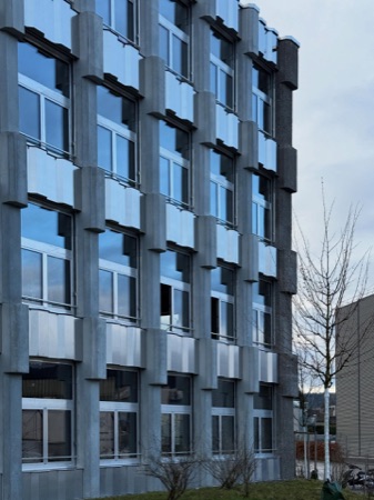 Fassaden, Fenster aus Beton, Metall · Kantonsschule Limmattal, Erweiterungsneubauten — penzisbettini Architekten