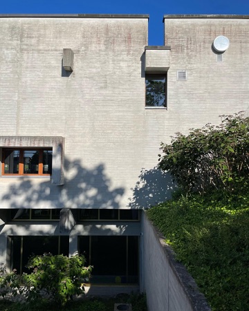 Fassaden, Fenster aus Beton, Holz · Schulhaus Stettbach — Esther & Rudolf Guyer