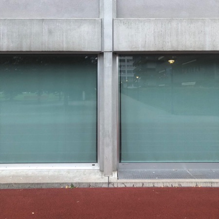 Fassaden, Fenster aus Beton, Metall · «Im Birch» School and Sports Hall — Peter Märkli