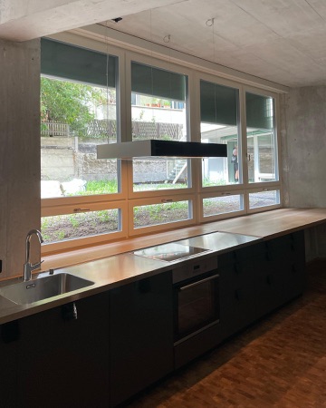 Fenster, Küchen aus Beton, Holz · Stampfenbachstrasse — EMI Architekten