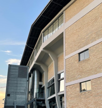 Fassaden, Fenster aus Beton, Metall · Hallenstadion — Karl Egender