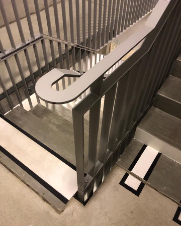 Treppenhäuser, Handläufe aus Beton, Metall · Toni-Areal — EM2N
