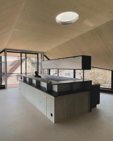 Fenster, Küchen aus Beton, Holz · Atelierhouse — Burkhalter Sumi Architekten