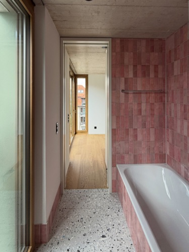 Bäder aus Keramik · Wohnhaus Farby — Lüdi & Müntener Architektur