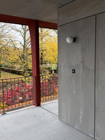Handläufe, Balkone aus Beton, Holz · Wohnensemble — Studio Gugger