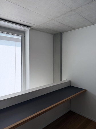 Fenster aus Beton, Holz · Breitensteinstrasse — EMI Architekten