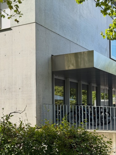 Eingänge, Vordächer aus Beton, Metall · Campus Moos — E2A