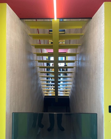 Treppenhäuser, Handläufe aus Beton, Metall · Atelierhouse — Burkhalter Sumi Architekten