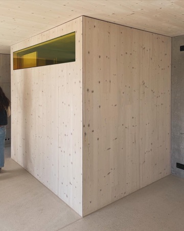 Fenster, Decken aus Beton, Holz · Atelierhouse — Burkhalter Sumi Architekten