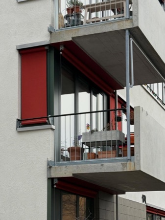 Fassaden, Handläufe aus Beton, Metall · Neubau MFH Nordstrasse 174 — Roider Giovanoli Architekten