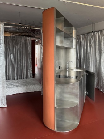 Küchen aus Metall, Verputz · Das wohltemperierte Haus, Winkelbau Zwhatt — EMI Architekten